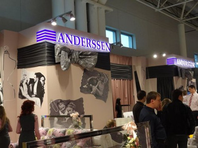 Покупатели возле стенда мебельной фабрики ANDERSSEN Покупатели возле стенда мебельной фабрики ANDERSSEN